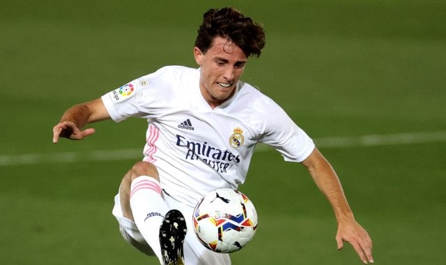 Álvaro Odriozola trata de controlar el balón