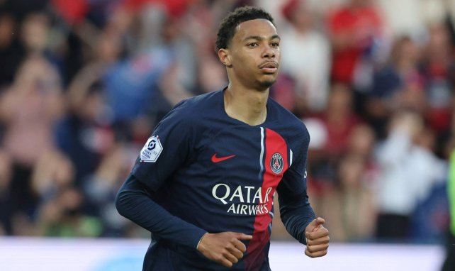 Hugo Ekitike compite en el PSG